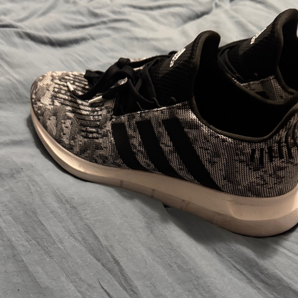 Adidas Men's Swift Run Gymnastics Sneakers. - Picture 4 of 5